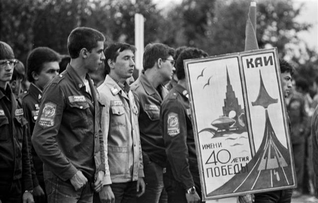 Линейка открытия трудового семестра. С которой нас попросили за неформатные куртки Линейка открытия трудового семестра. С которой нас попросили за неформатные куртки