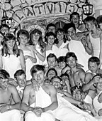 мальчики вдохновлены полуобнажёнными девочками.