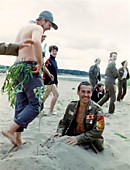 от страха мальчики закапываются в песок